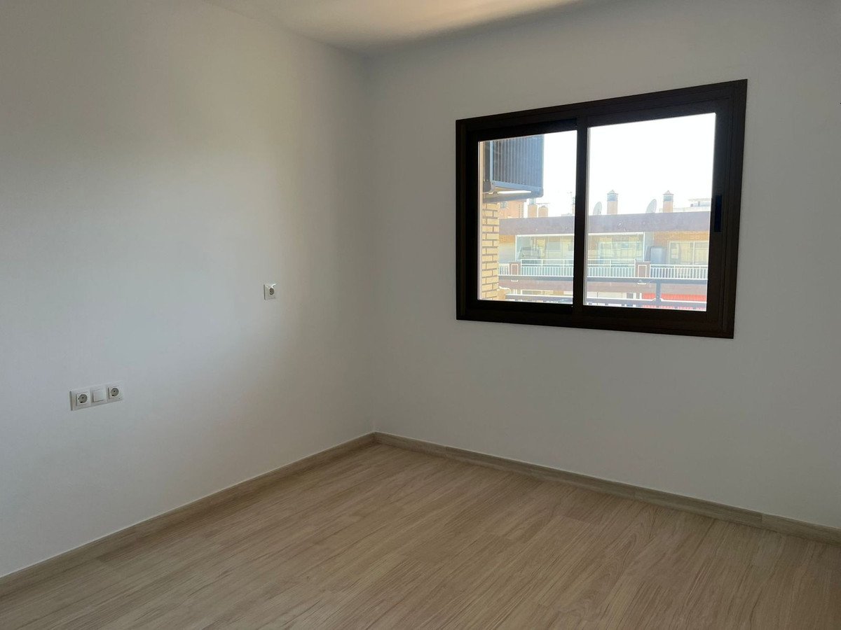 Apartament na najwyższym piętrze przy promenadzie Los Boliches z tarasem i widokiem na morze, Fuengirola, Hiszpania