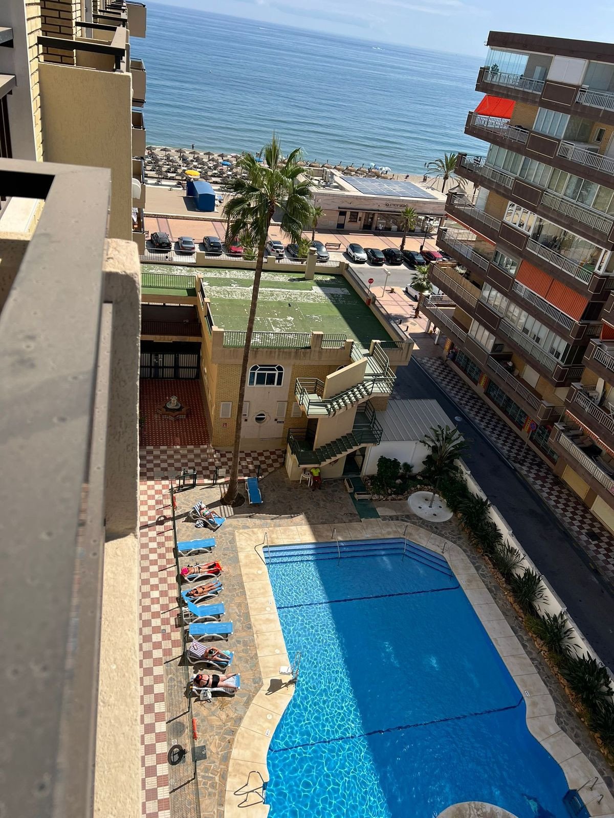 Apartament na najwyższym piętrze przy promenadzie Los Boliches z tarasem i widokiem na morze, Fuengirola, Hiszpania