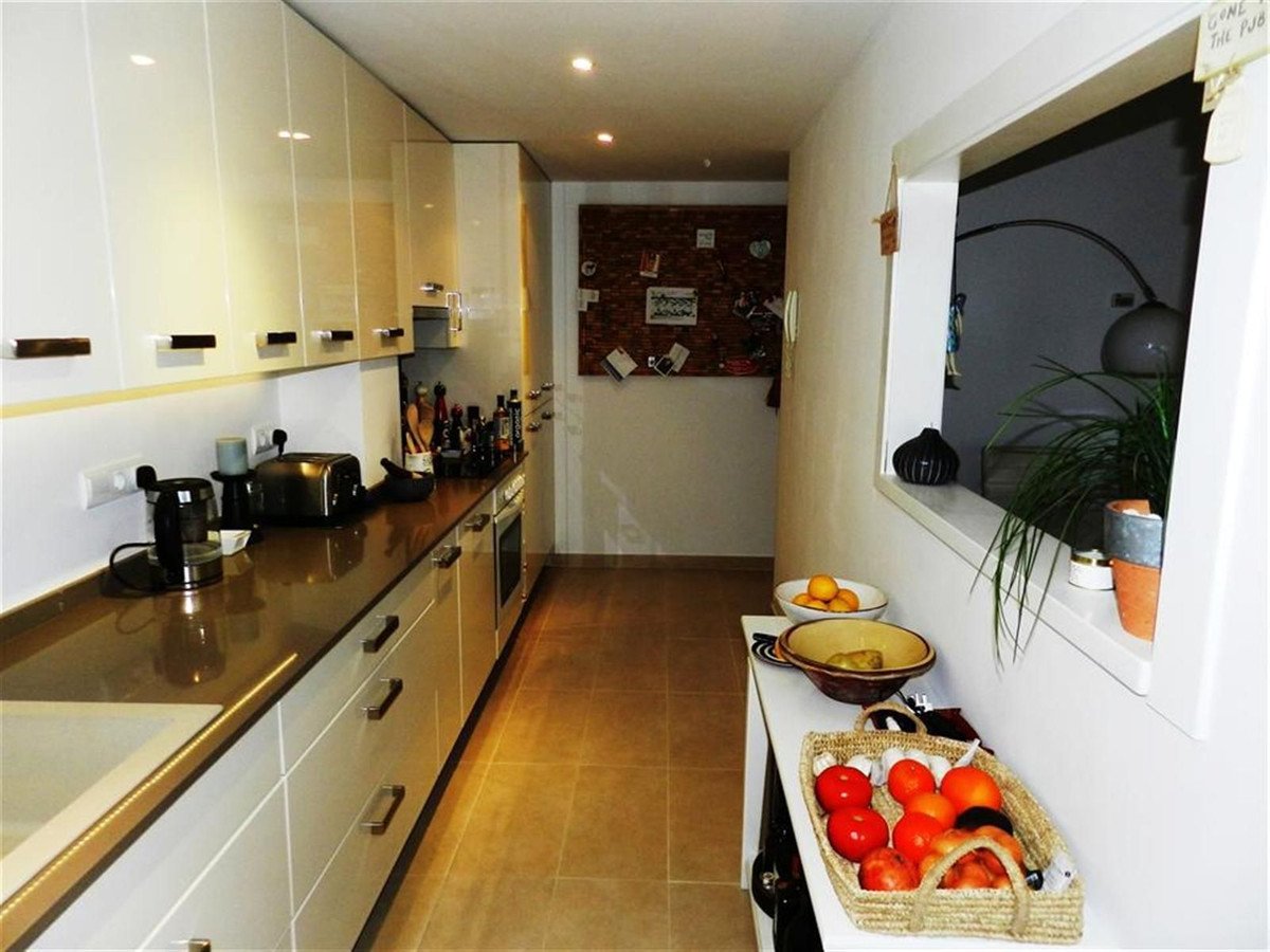 Przestronny apartament z dwiema łazienkami i widokiem na morze i pole golfowe w pierwszej linii brzegowej, Manilva, Hiszpania