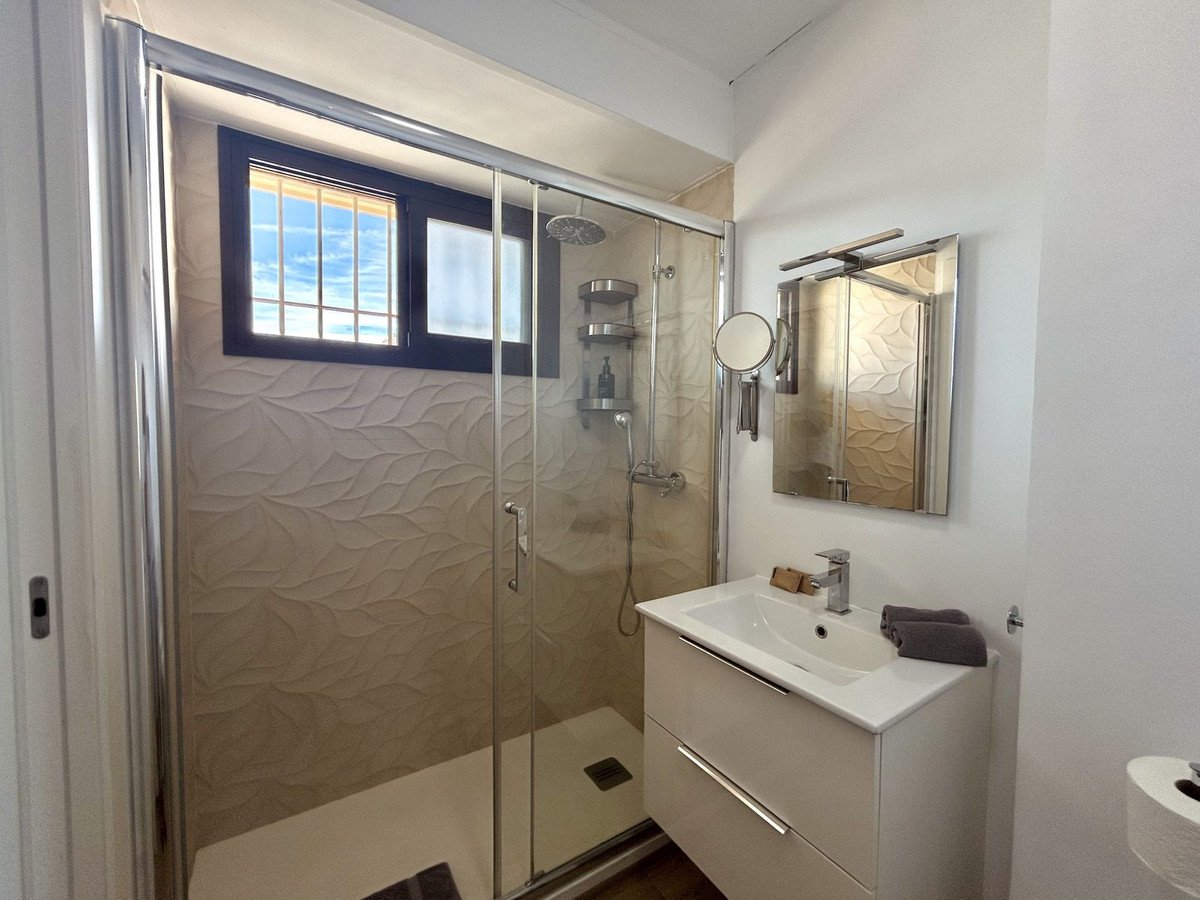 Apartament inwestycyjny z licencją turystyczną w Aloha Playa z widokiem na morze, Benalmádena, Hiszpania