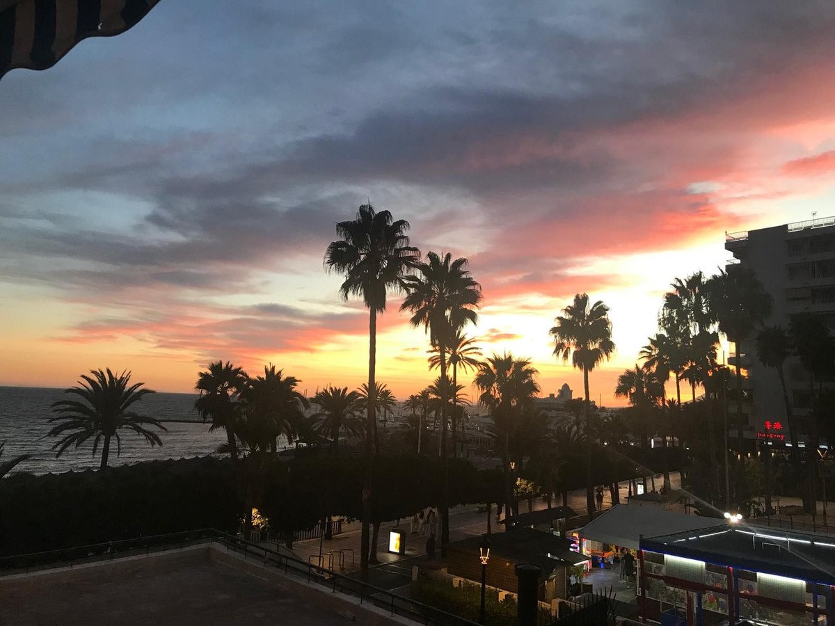 Apartament na pierwszej linii brzegowej nad mariną z tarasem widokowym na zachód słońca, Marbella, Hiszpania