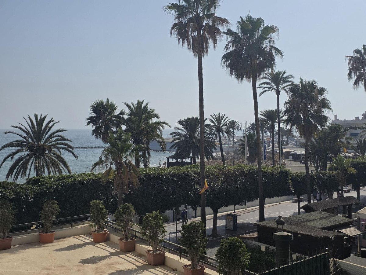 Apartament na pierwszej linii brzegowej nad mariną z tarasem widokowym na zachód słońca, Marbella, Hiszpania