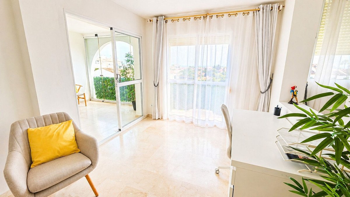 Apartament z możliwością dodania trzeciej sypialni, widokiem na morze i garażem, Estepona, Hiszpania