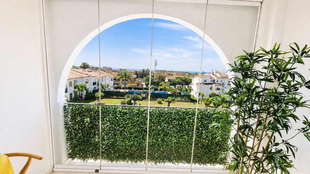 Apartament z możliwością dodania trzeciej sypialni, widokiem na morze i garażem, Estepona, Hiszpania
