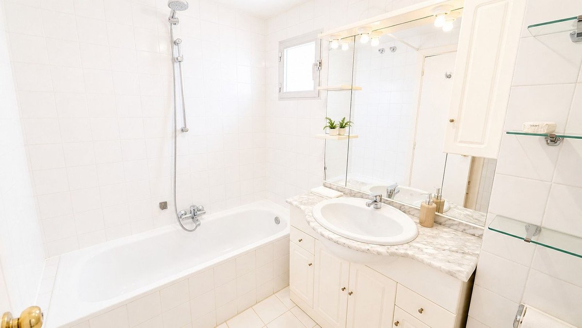 Apartament z możliwością dodania trzeciej sypialni, widokiem na morze i garażem, Estepona, Hiszpania