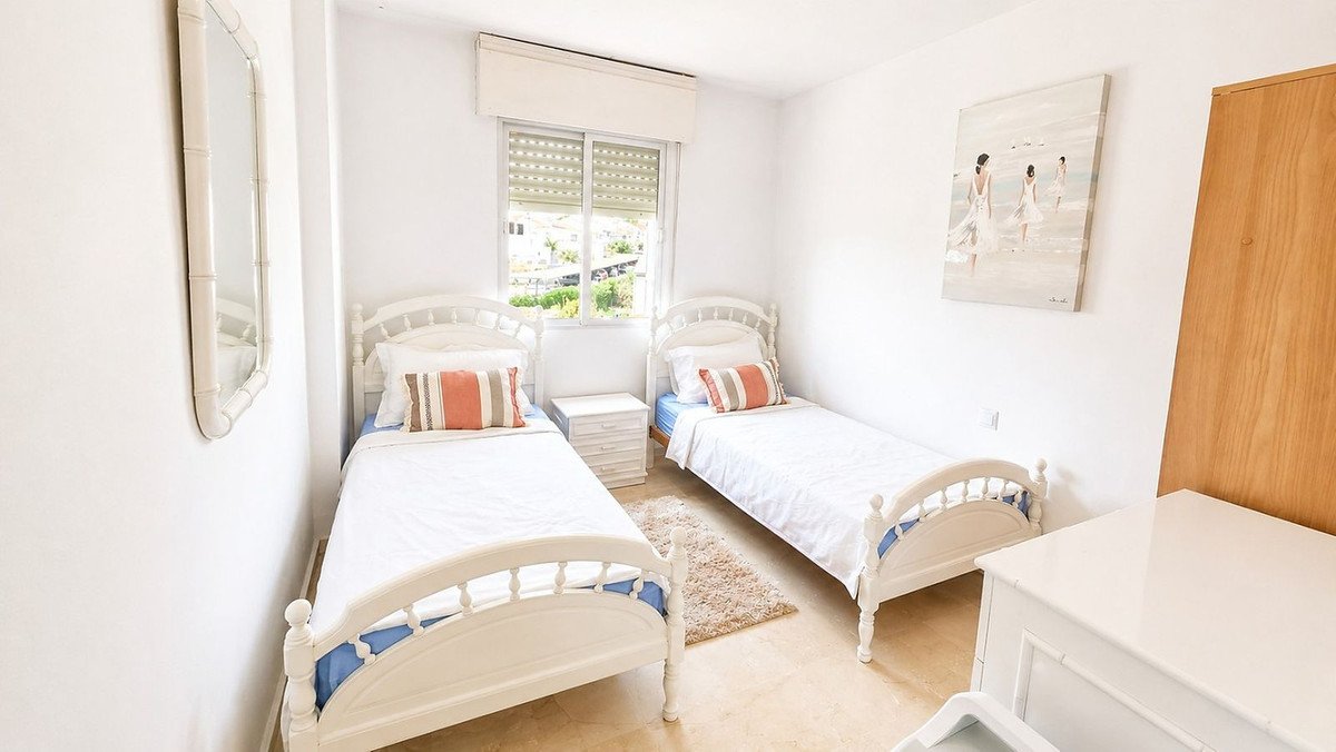 Apartament z możliwością dodania trzeciej sypialni, widokiem na morze i garażem, Estepona, Hiszpania