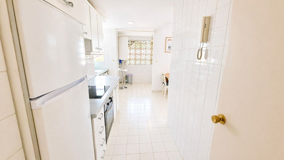 Apartament z możliwością dodania trzeciej sypialni, widokiem na morze i garażem, Estepona, Hiszpania