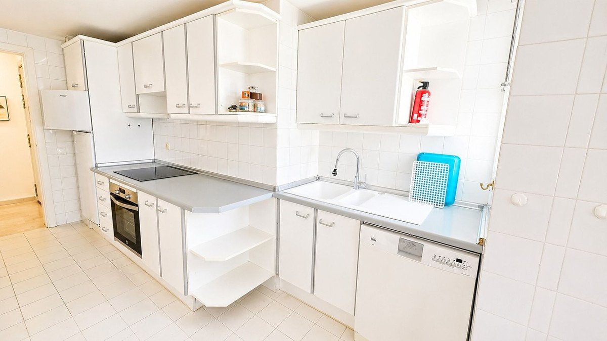 Apartament z możliwością dodania trzeciej sypialni, widokiem na morze i garażem, Estepona, Hiszpania