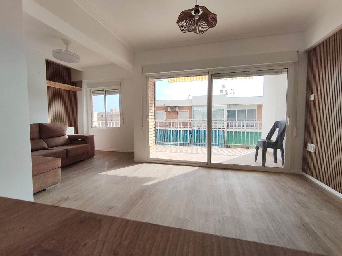 Odnowiony apartament z trzema sypialniami 100 m od plaży, Orihuela Costa, Hiszpania