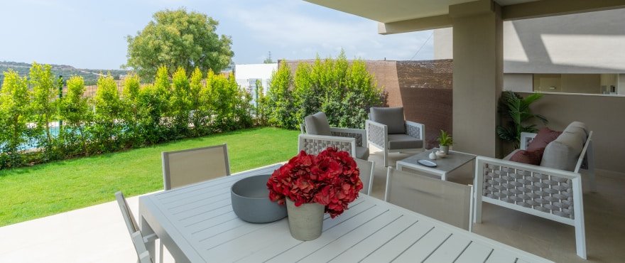 Ukończone mieszkanie z 2 sypialniami i tarasem o powierzchni 27 m² w pobliżu pola golfowego w Esteponie w Hiszpanii