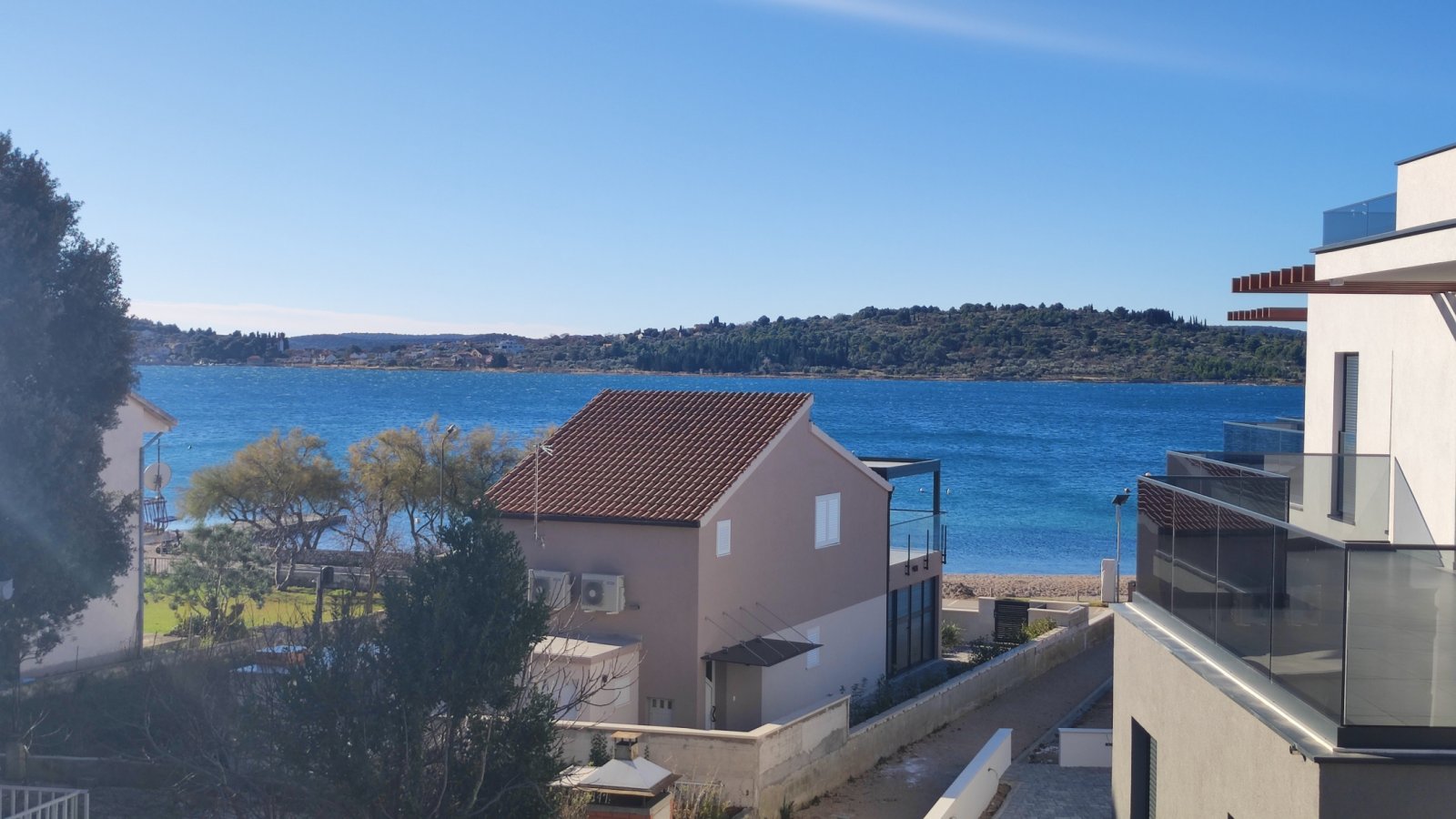 Dwupoziomowy penthouse z panoramicznym tarasem na dachu przy plaży, Vodice, Chorwacja