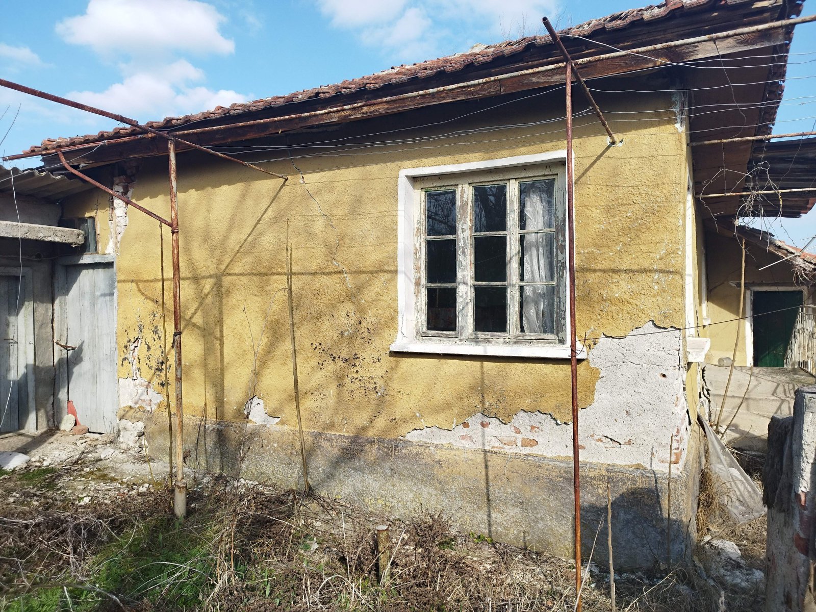 Parterowy dom z działką 1400 m² w pobliżu Elhovo