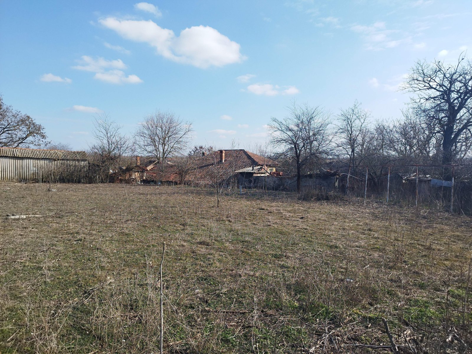 Parterowy dom z działką 1400 m² w pobliżu Elhovo