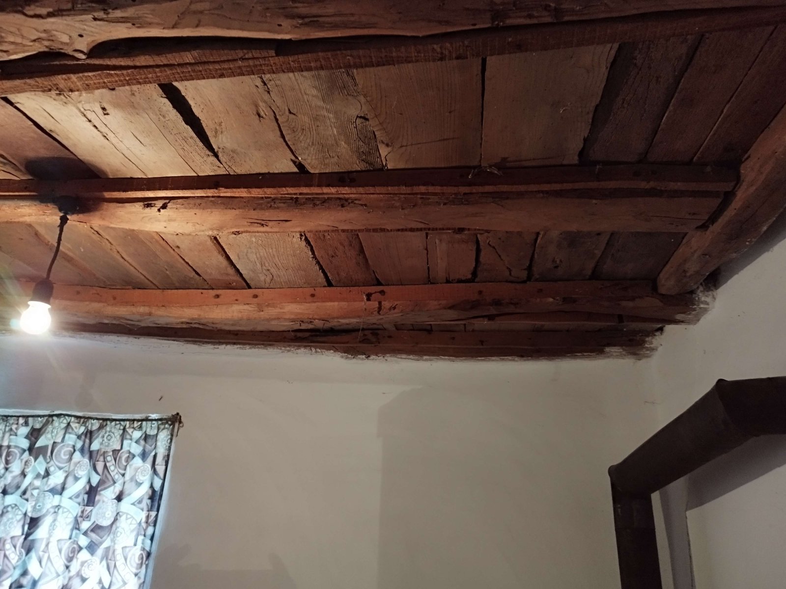 Masywny dwupiętrowy dom z 6 pokojami w pobliżu Bolyarova.