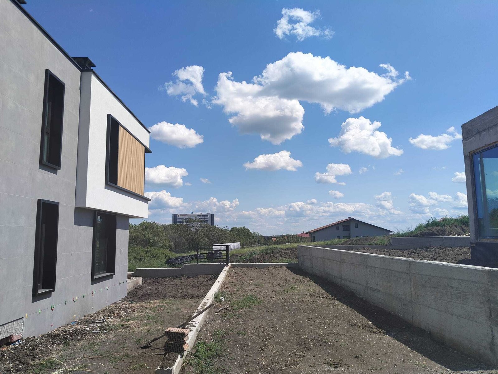 Nowy budynek dwupiętrowy w regionie Wetren, Burgas, Bułgaria.