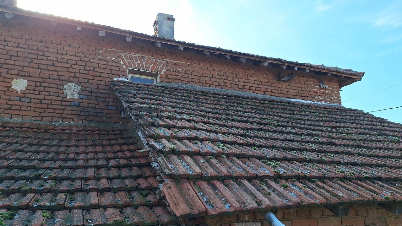 Dom z dużym podwórkiem o powierzchni 6000 m² w pobliżu Elhovo, region Yambol