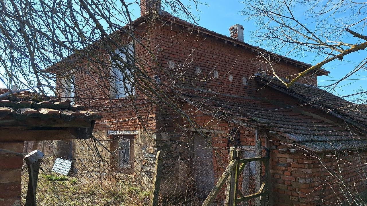 Dom z dużym podwórkiem o powierzchni 6000 m² w pobliżu Elhovo, region Yambol