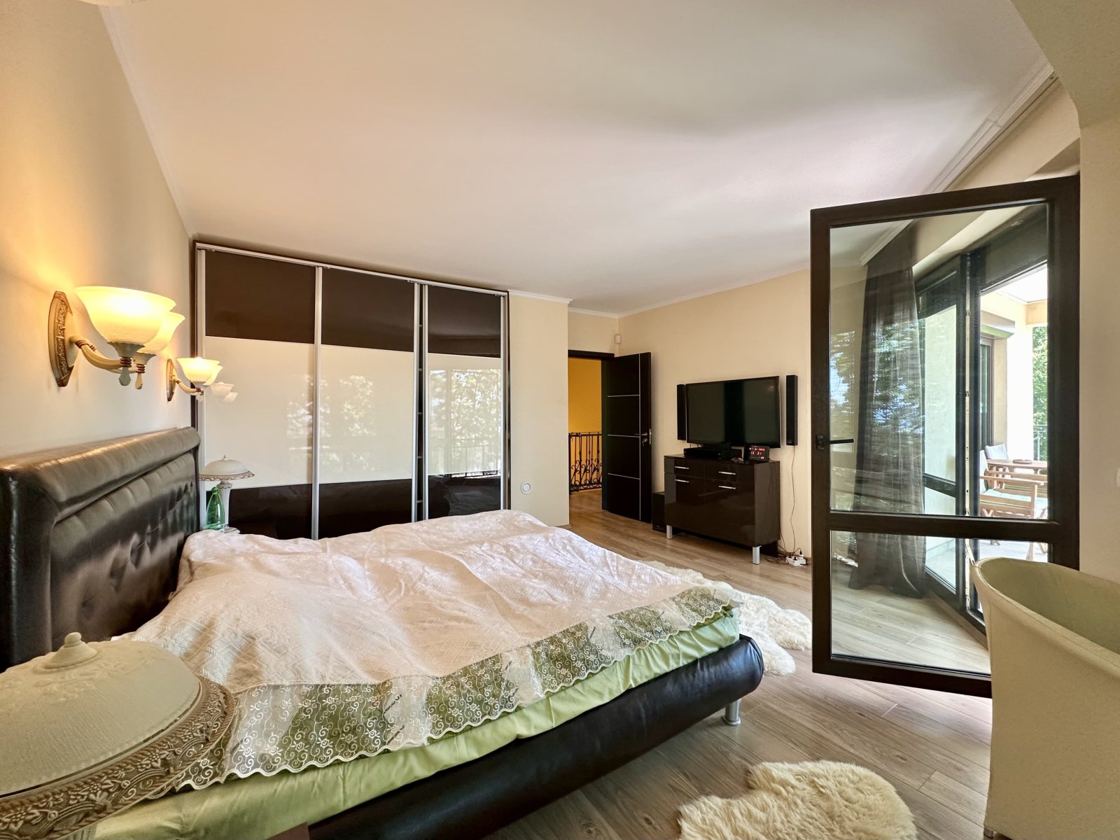 Dwupiętrowy dom z basenem w Kosharitsa