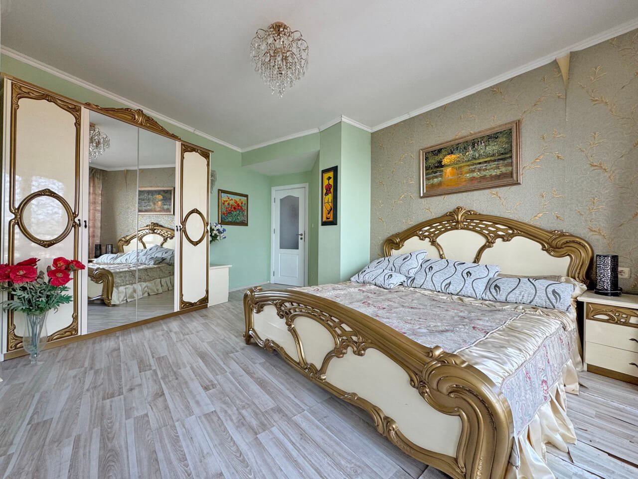 Dwupokojowy apartament z widokiem na morze w kompleksie Grand Hotel w Sveti Vlas, Bułgaria.