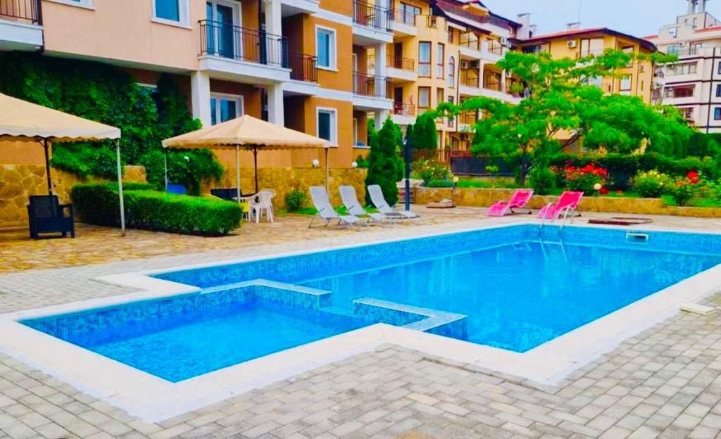 Dwupokojowe mieszkanie w kompleksie Domus w Sveti Vlas z widokiem na basen i dziedziniec