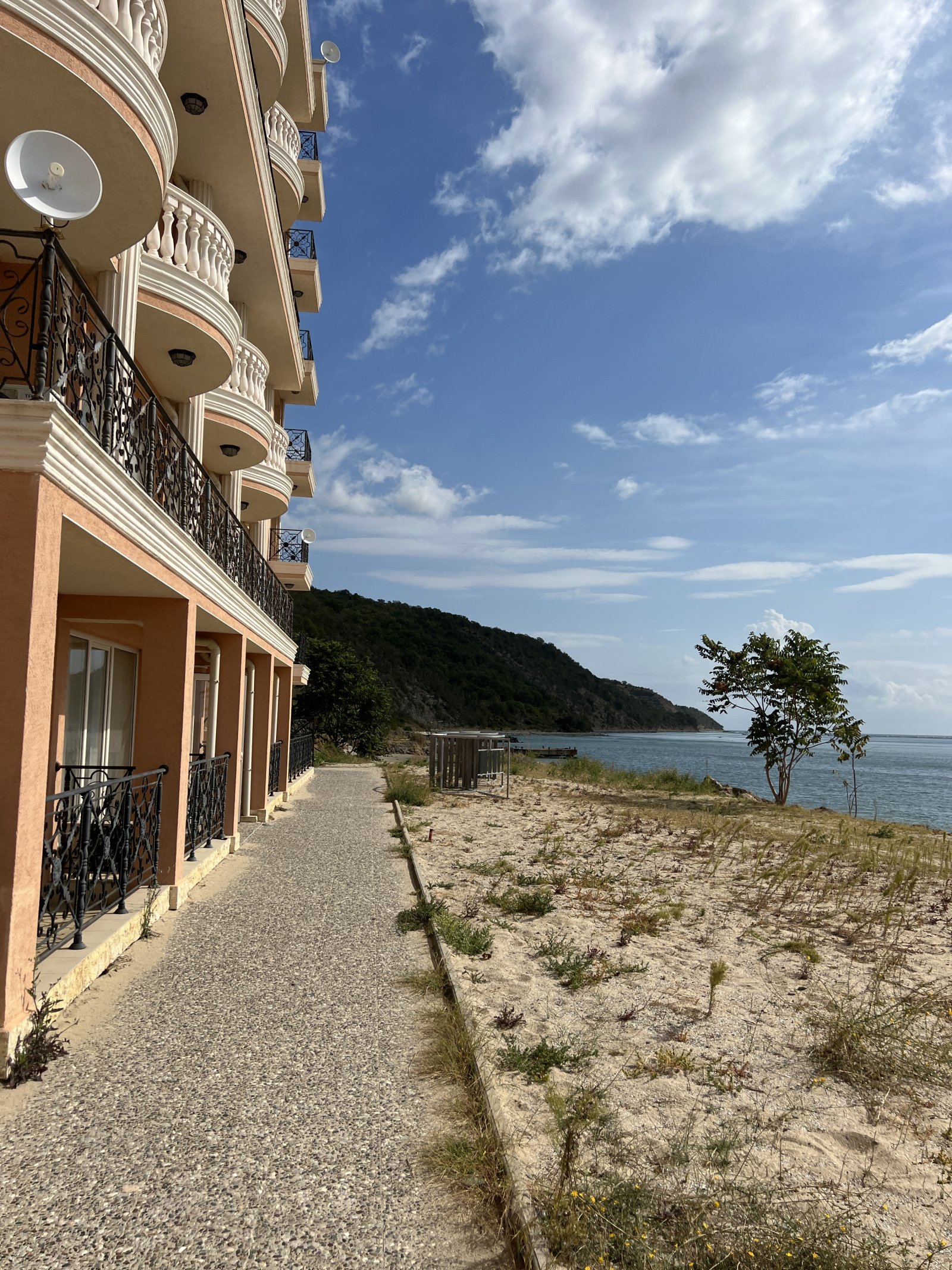 Dwupokojowe mieszkanie z widokiem na morze w Royal Marina Elenite