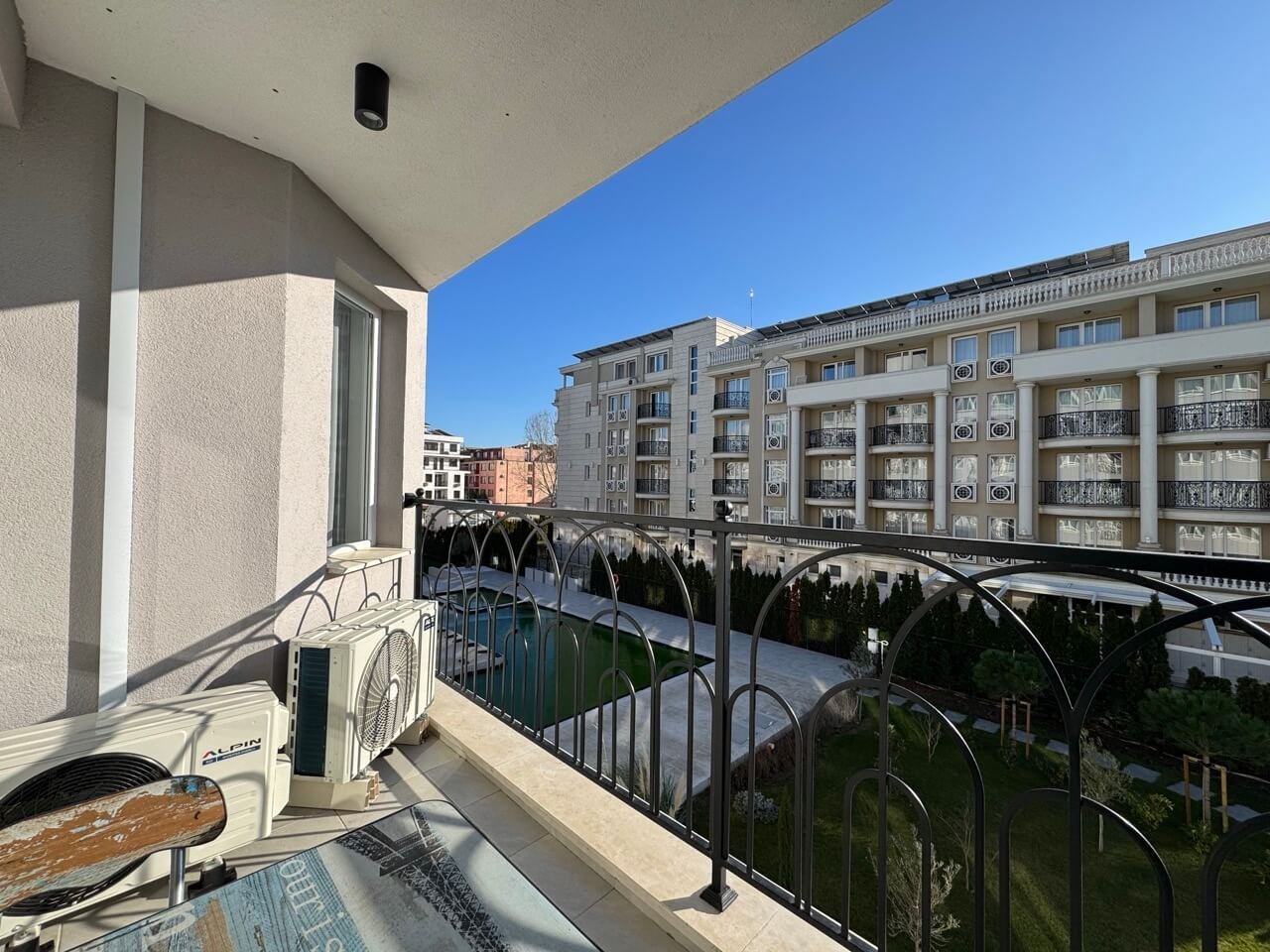 Trzypokojowe mieszkanie z widokiem na basen w kompleksie Jadore, Słoneczny Brzeg, Bułgaria