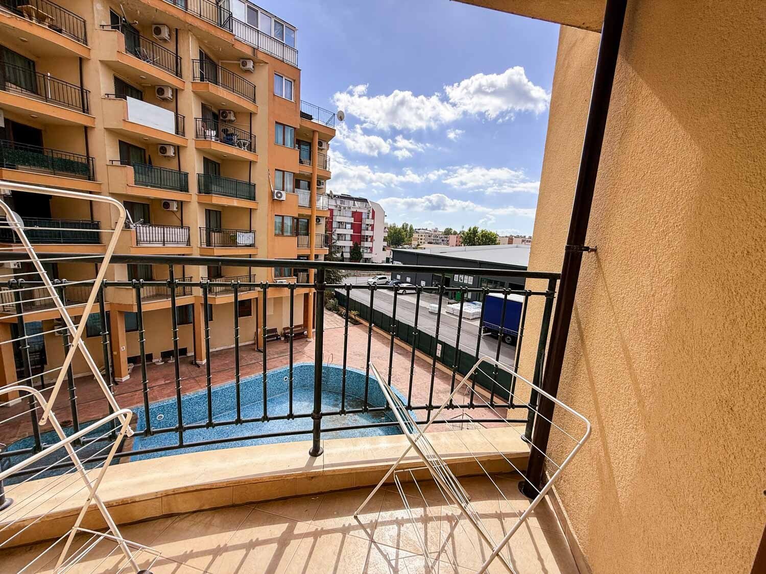 Dwupokojowe mieszkanie z widokiem na basen w kompleksie Amadeus 5, Słoneczny Brzeg, Bułgaria