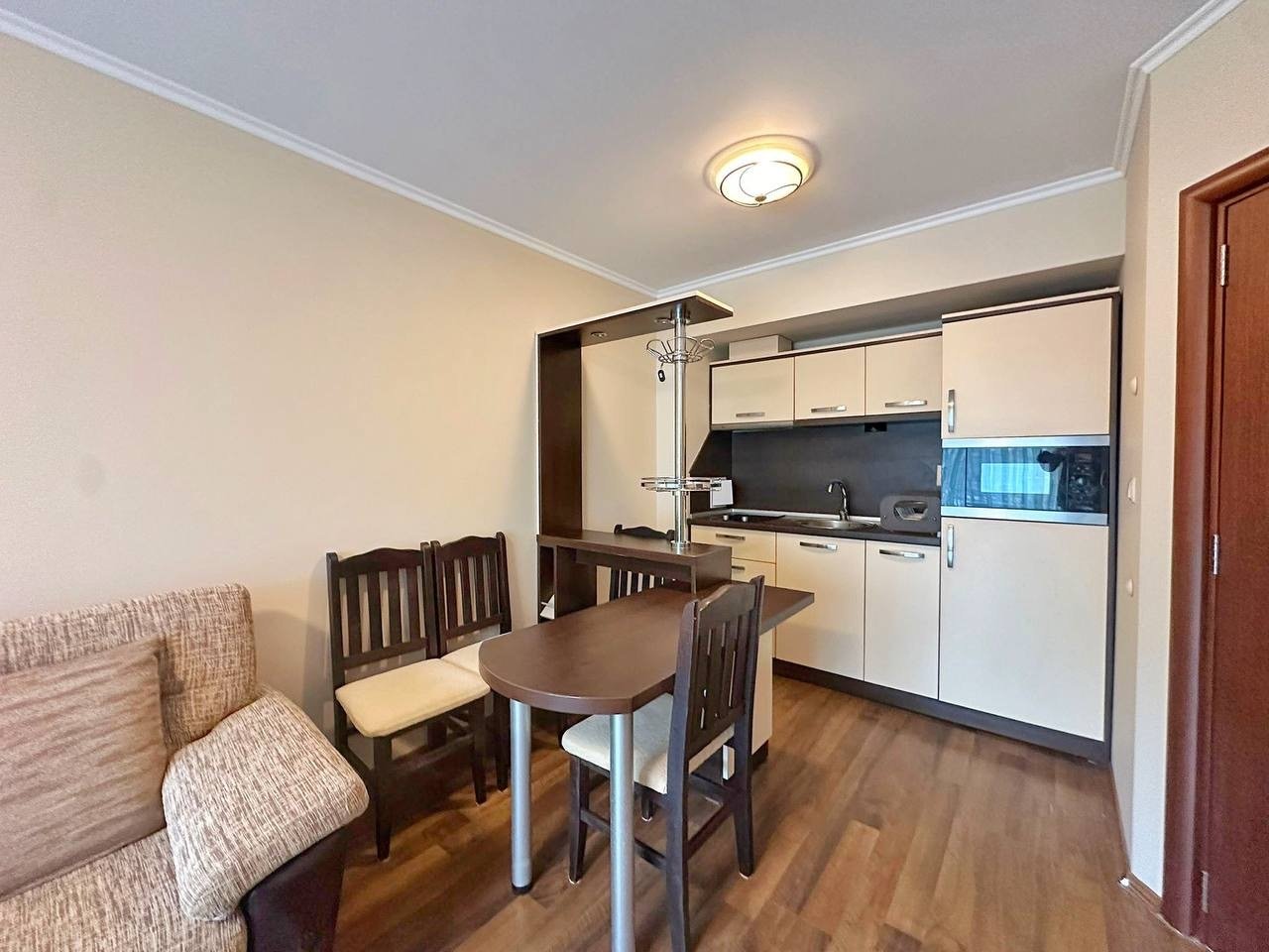 Dwupokojowe mieszkanie z widokiem na basen, w pierwszym rzędzie, w kompleksie Rose Garden, Pomorie, Bułgaria