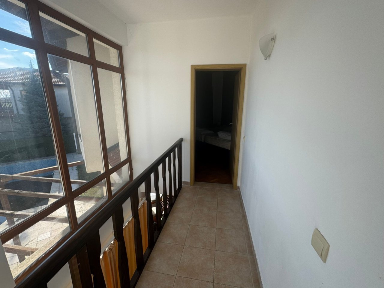 Przeszklany korytarz z panoramicznymi oknami od podłogi do sufitu – harmonijnie łączy wnętrze z otoczeniem!