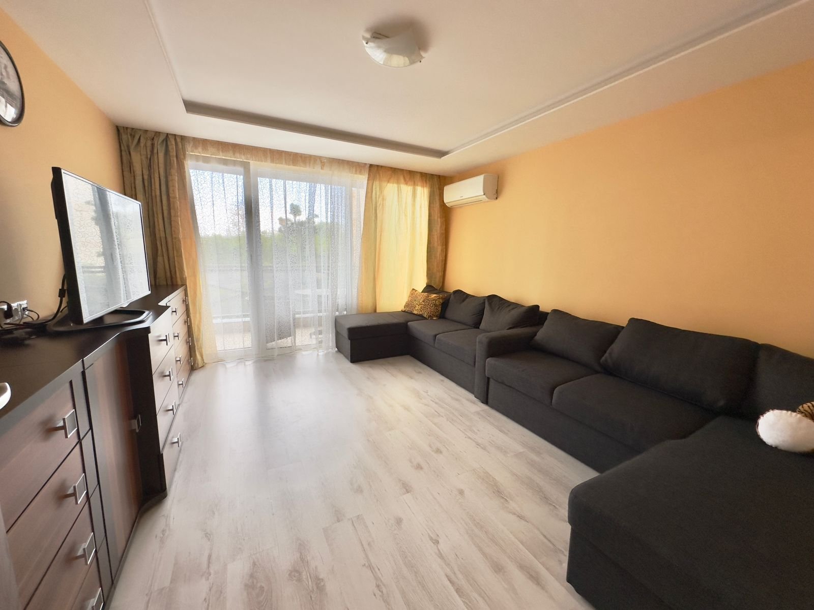 Двухкомнатная квартира с видом на бассейн в комплексе Omega Resort, Равда, Болгария.