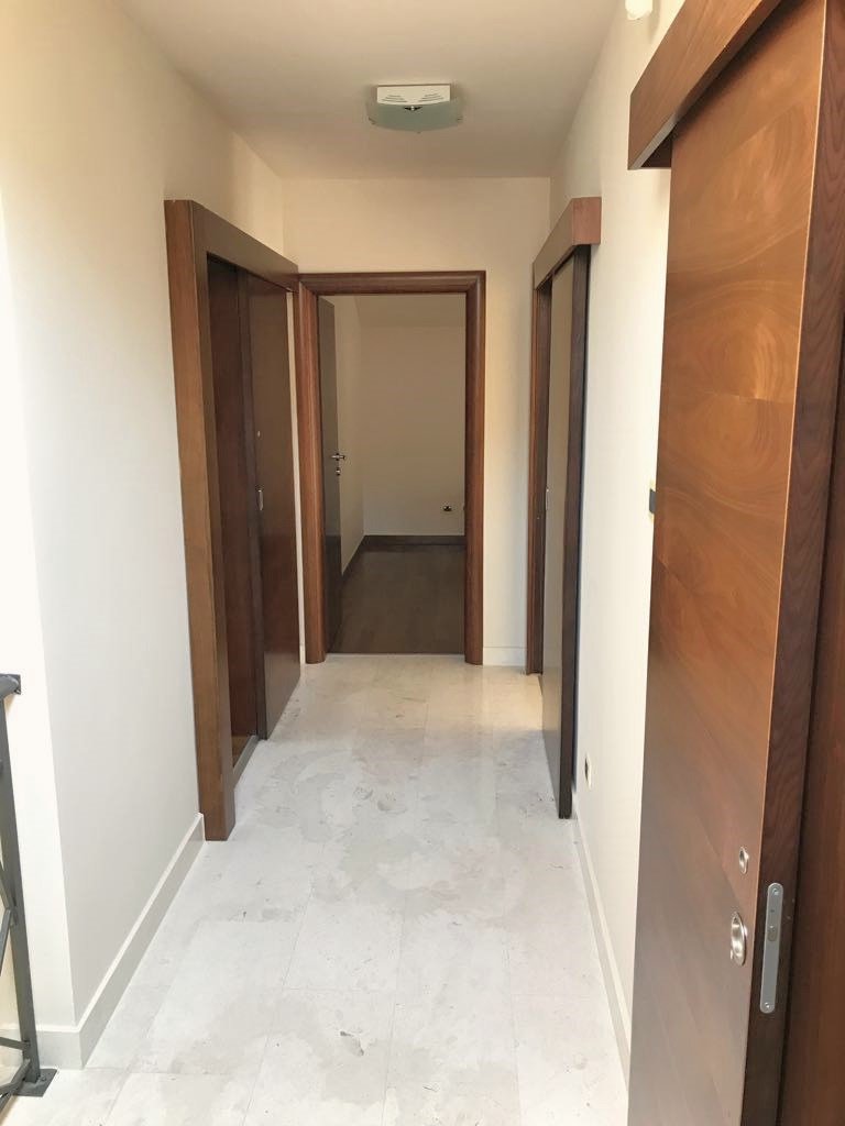 Уникальная вилла прямо на берегу моря в Столиве с большим садом, гаражом и панорамным видом на море.