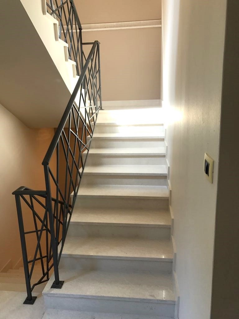 Уникальная вилла прямо на берегу моря в Столиве с большим садом, гаражом и панорамным видом на море.