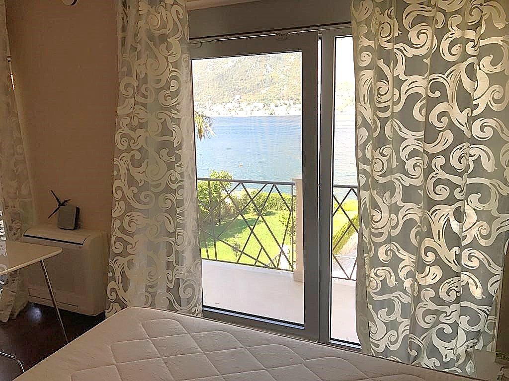 Уникальная вилла прямо на берегу моря в Столиве с большим садом, гаражом и панорамным видом на море.