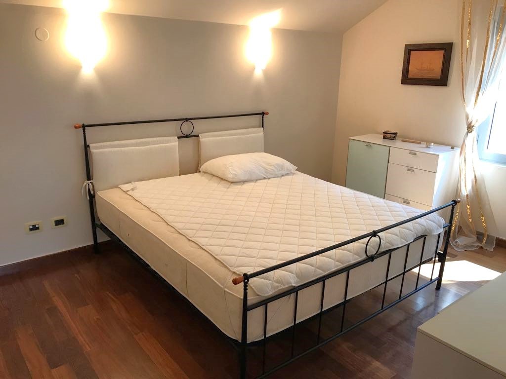 Уникальная вилла прямо на берегу моря в Столиве с большим садом, гаражом и панорамным видом на море.