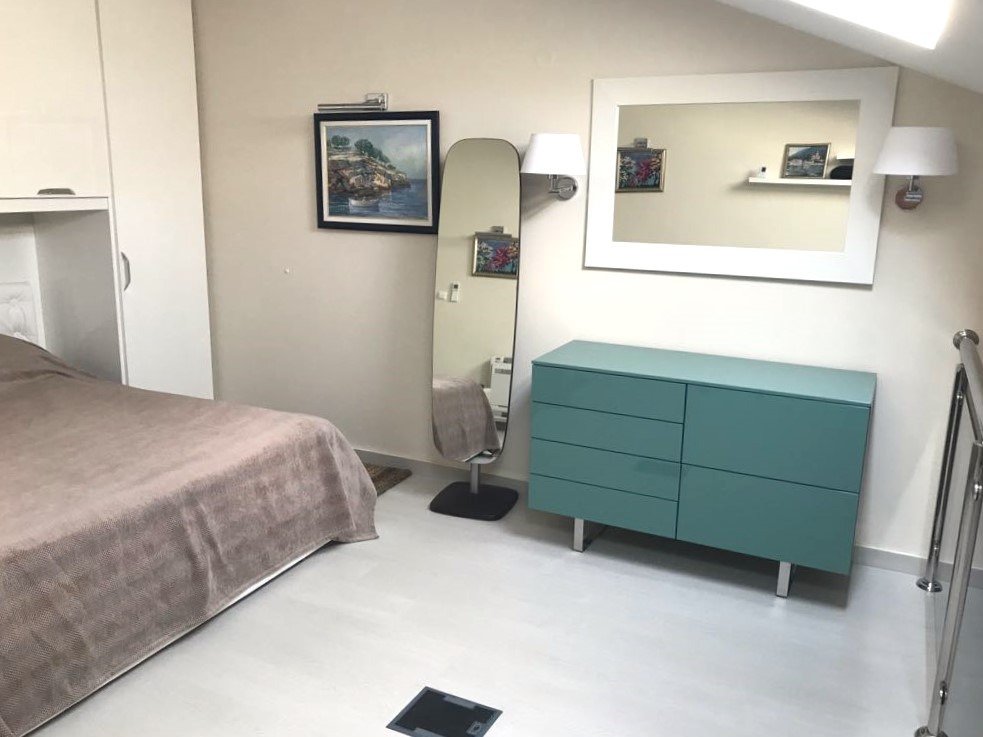 Уникальная вилла прямо на берегу моря в Столиве с большим садом, гаражом и панорамным видом на море.