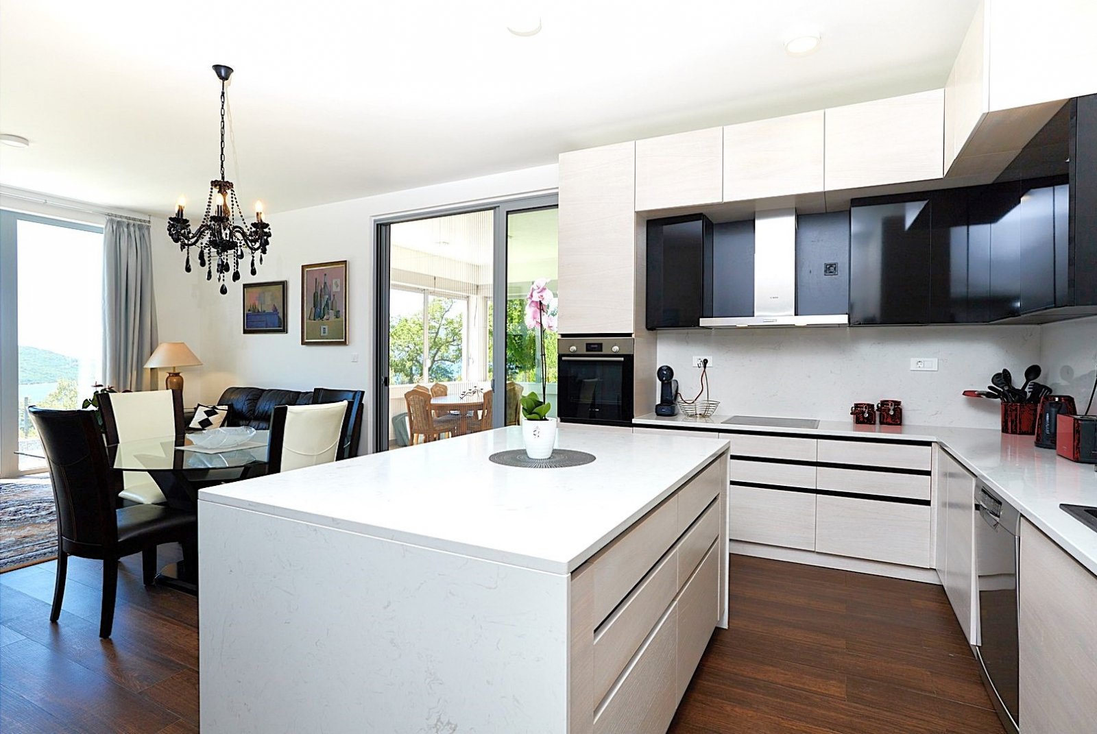 Современная вилла с панорамным видом на море в тихом районе Кумбора.