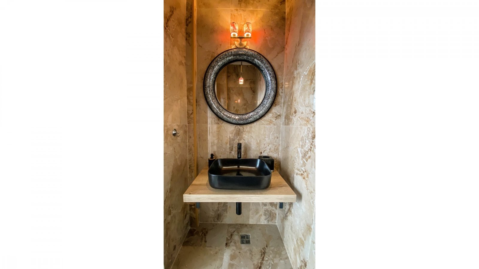 Современная вилла с панорамным видом на море в тихом районе Кумбора.