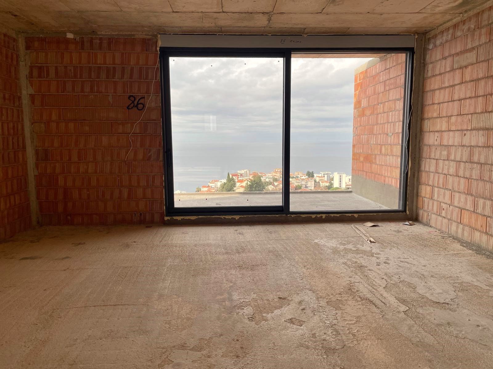 Роскошный пентхаус с просторной террасой и захватывающим видом на море, Добра Вода