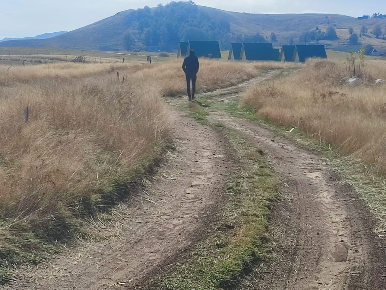 Привлекательный участок под застройку горного курорта, живописная природа и инвестиционный потенциал. Жабляк, Цетине.
