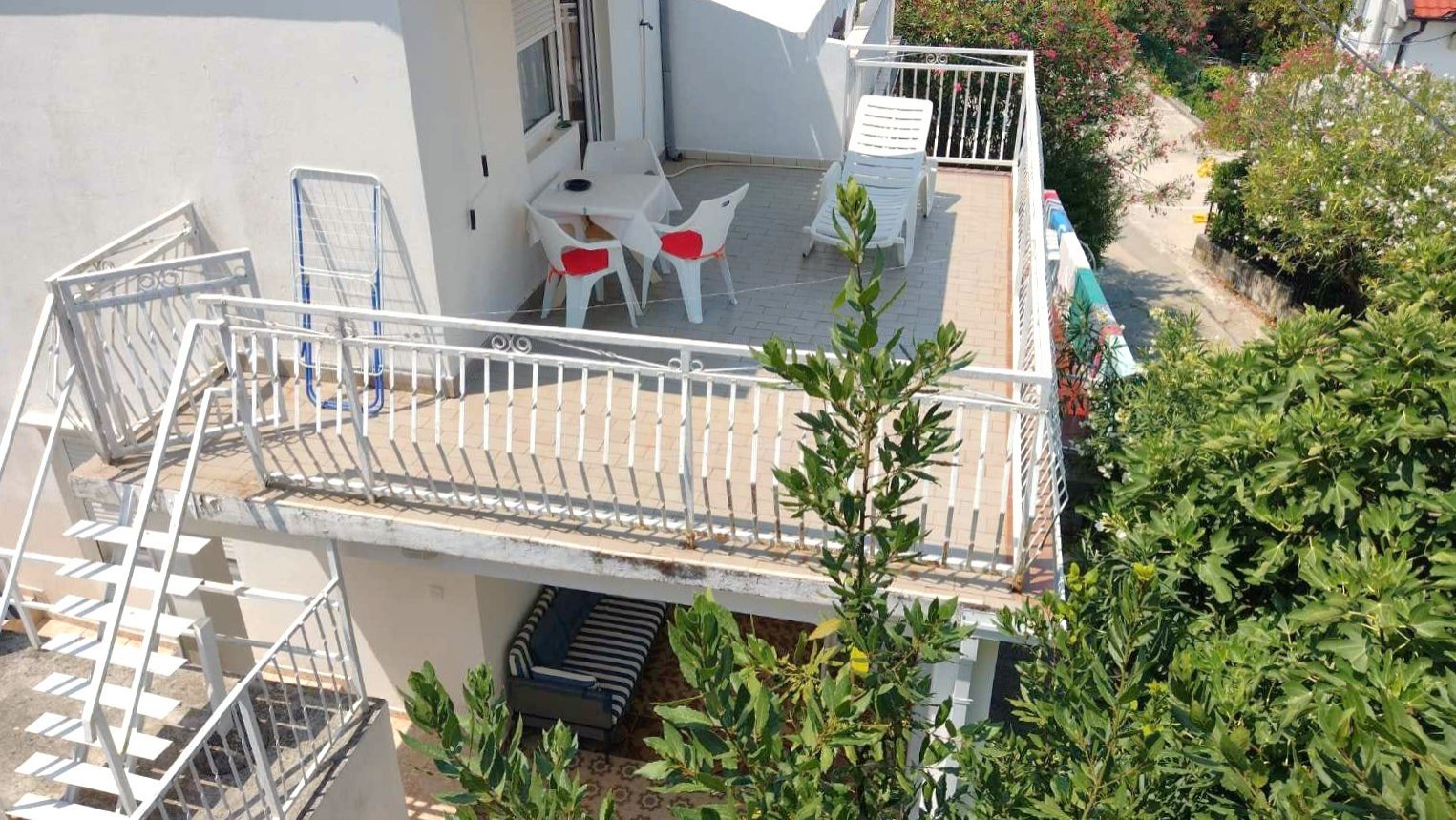 Семейный дом в Крашичи, всего в 150 метрах от моря, с захватывающим видом на весь залив.