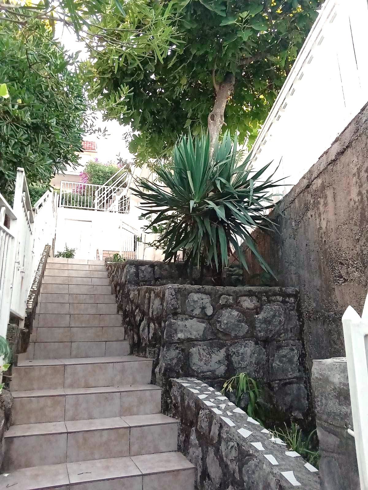 Семейный дом в Крашичи, всего в 150 метрах от моря, с захватывающим видом на весь залив.