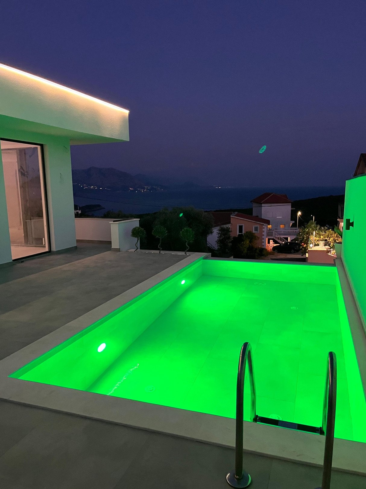 Новый современный дом с бассейном и гаражом на две машины недалеко от моря — тишина и стиль в Которе, Кримовице