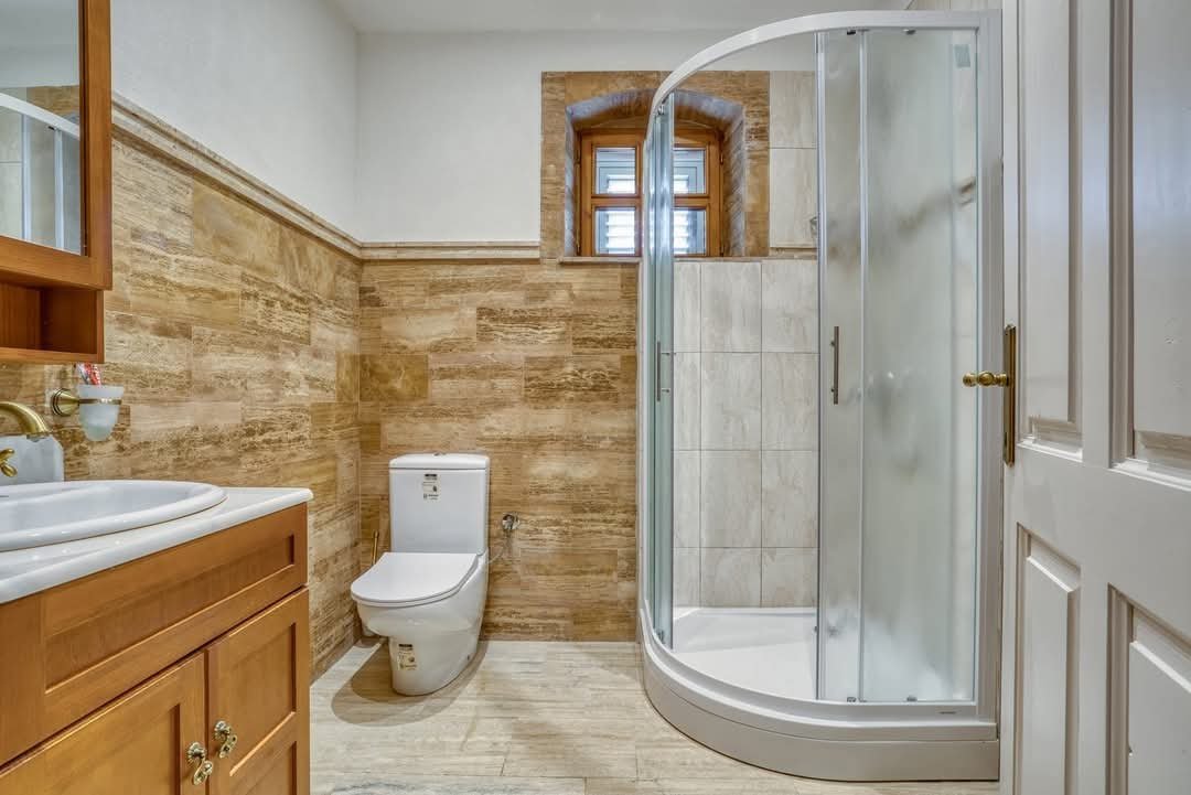 Эксклюзивная вилла с бассейном и большим участком, откуда открывается панорамный вид на море и горы, в Режевичах.