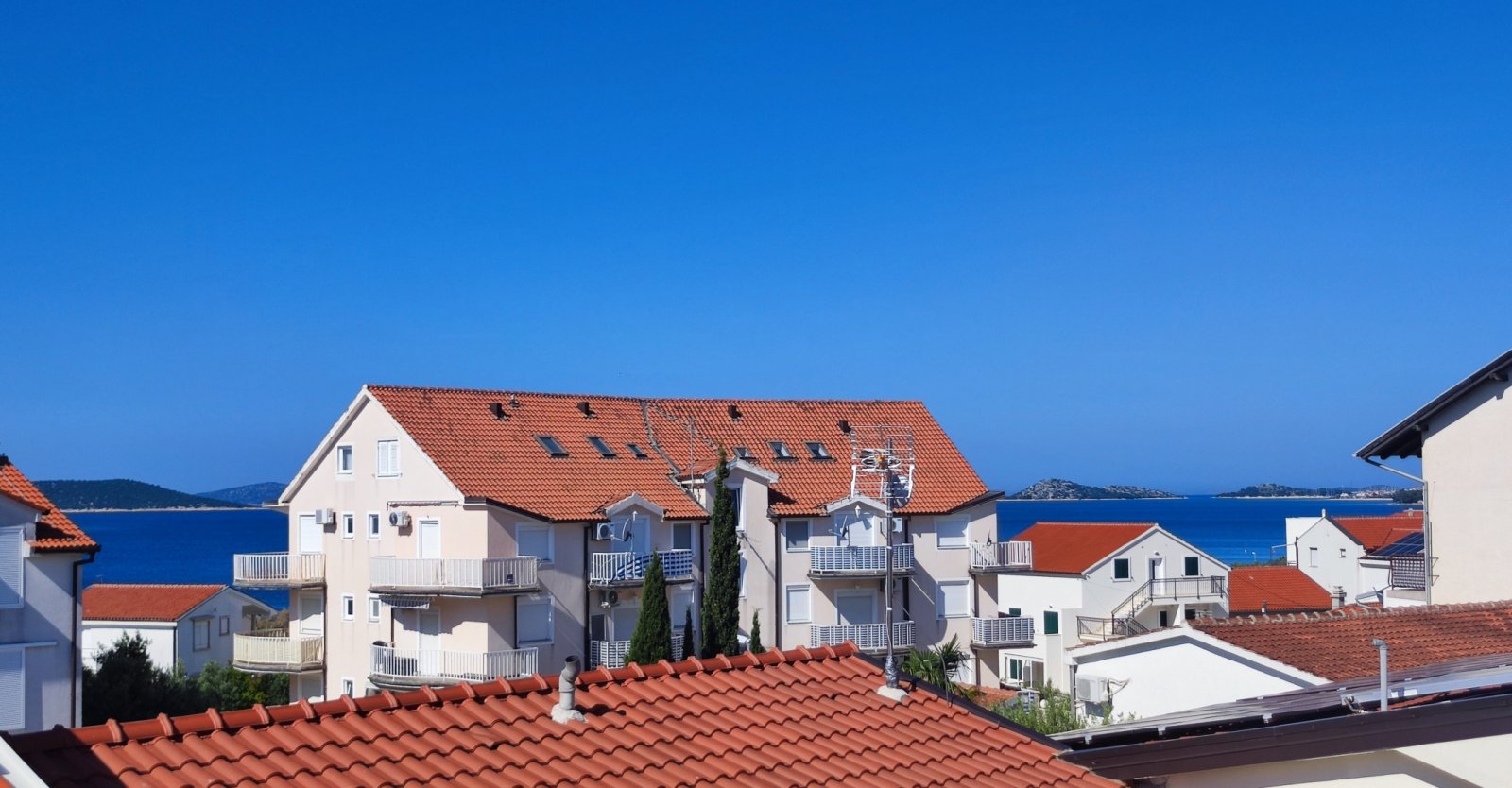 Modernes dreistöckiges Haus mit Meerblick, nur 300 Meter vom Strand entfernt – Vodice, Srima