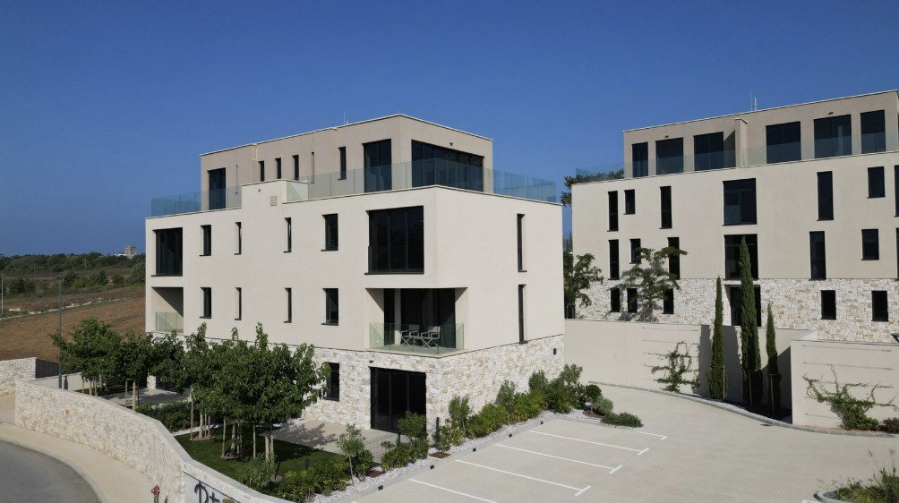 Современные апартаменты с садом, в 100 метрах от моря, в престижном курортном городе Умаг, Савудрия, Истрия.