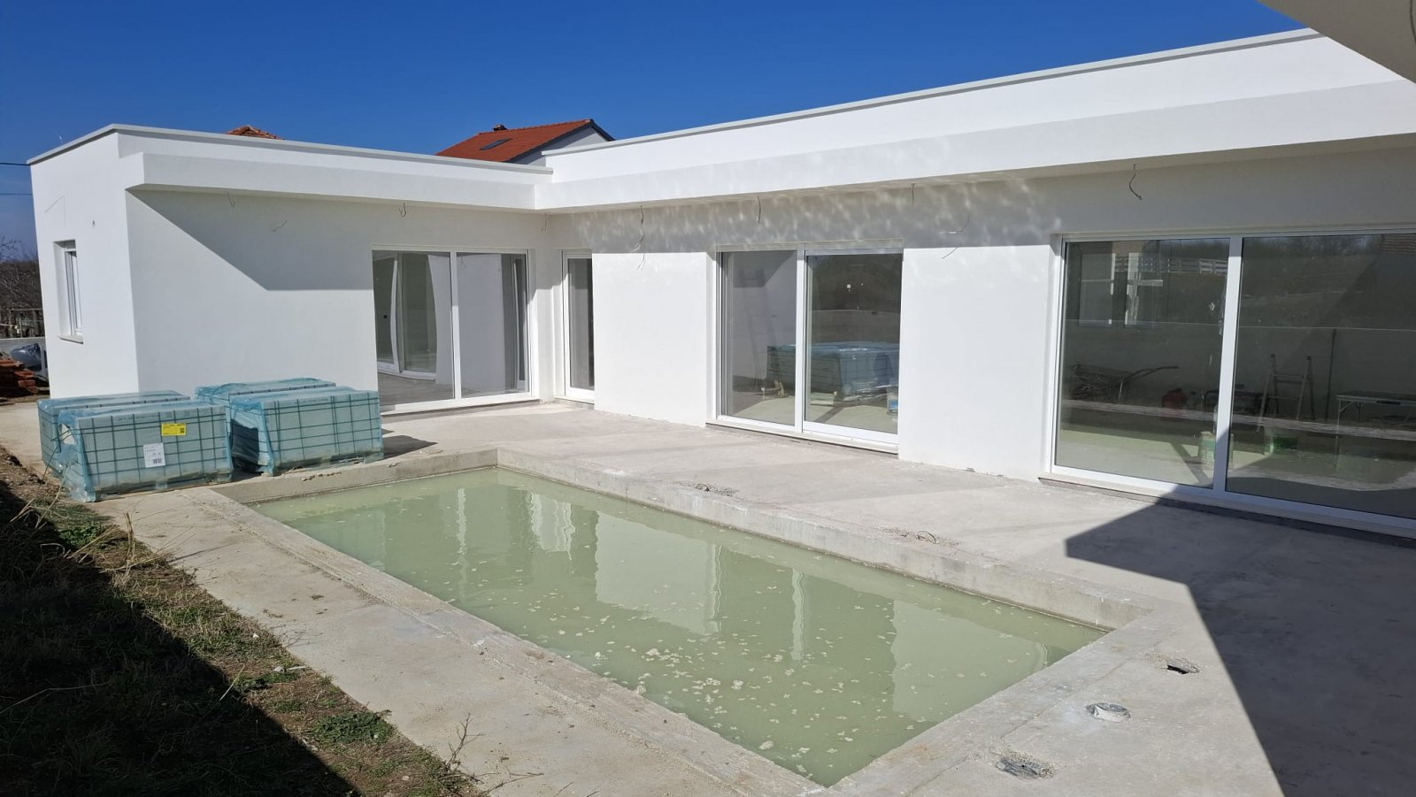 Элегантная вилла с бассейном и летней кухней в тихом районе Привлаки. Идеальное место для отдыха и развлечений.