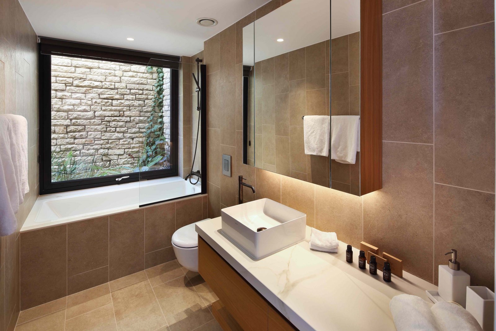 Luxuriöse Villa mit großem Grundstück und Pool am Golfplatz mit Meerblick