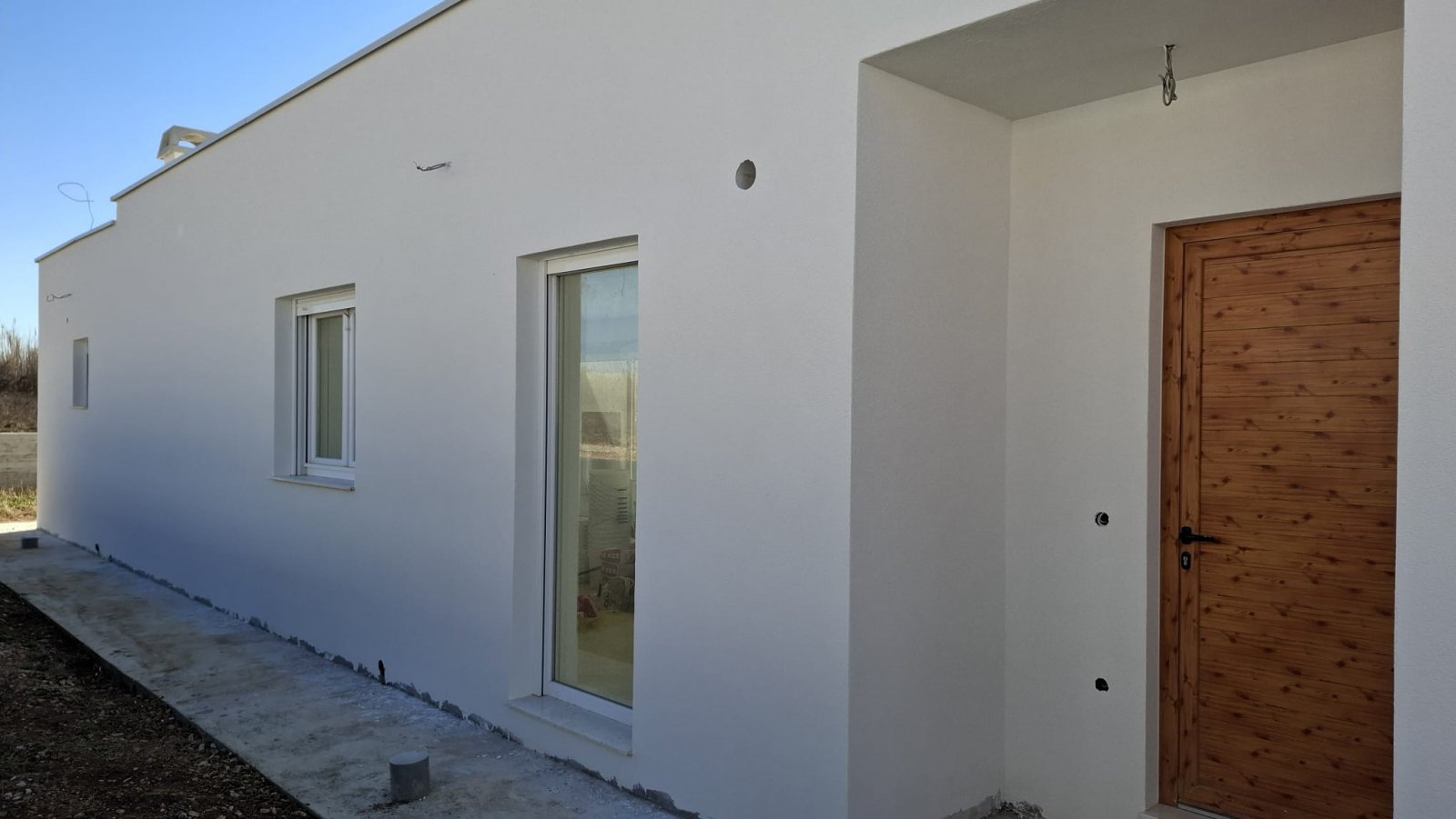 Элегантная вилла с бассейном и летней кухней в тихом районе Привлаки. Идеальное место для отдыха и развлечений.