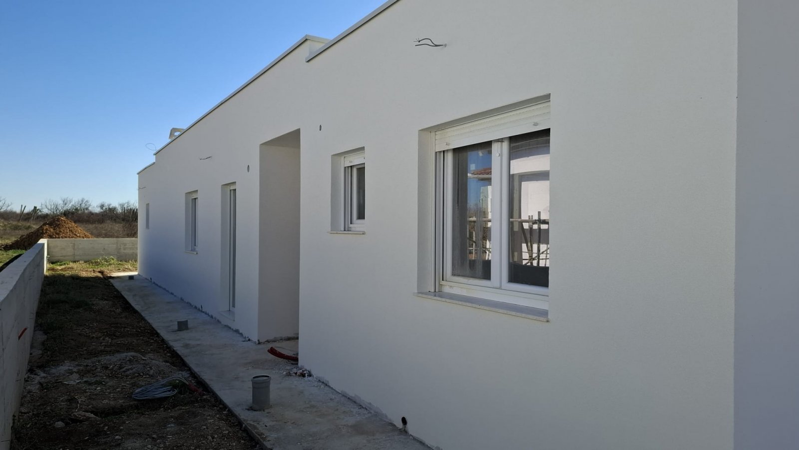 Элегантная вилла с бассейном и летней кухней в тихом районе Привлаки. Идеальное место для отдыха и развлечений.