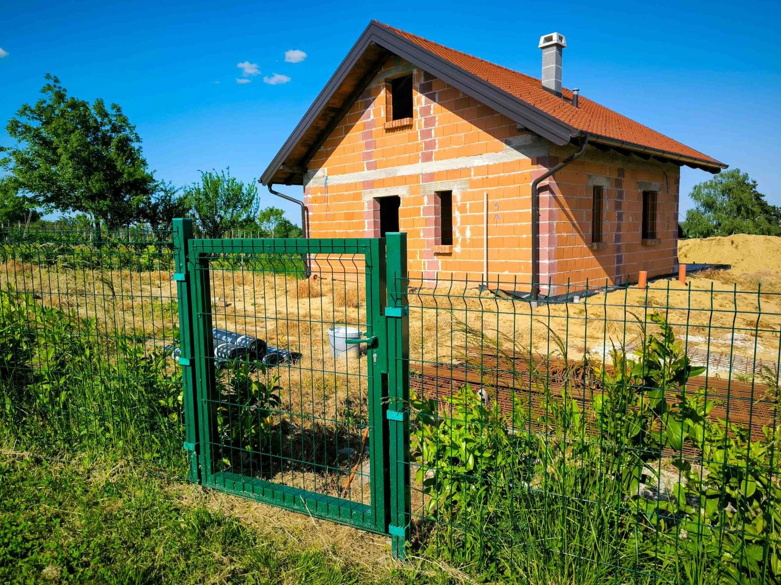 Строящийся дом на большом участке площадью 3500 м² с фруктовым садом – Врбовец, Целина.